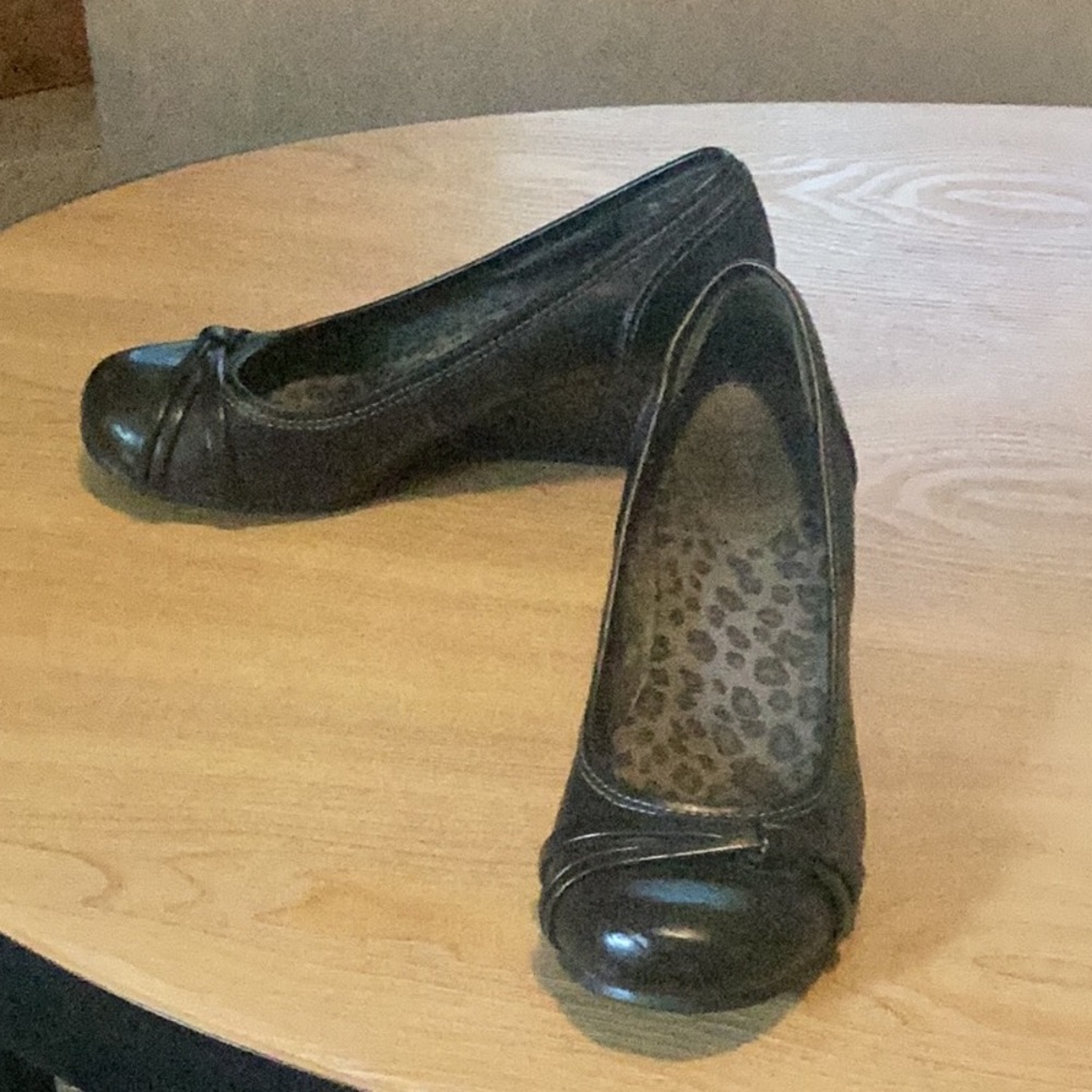Black wedges